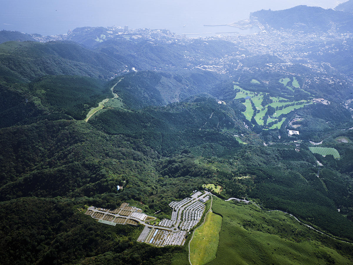 空からの霊園風景。熱海の温泉街からも近く観光にも最適です。