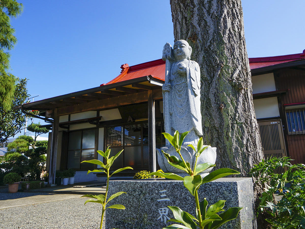 閑静な住宅街に佇む古刹として知られています。