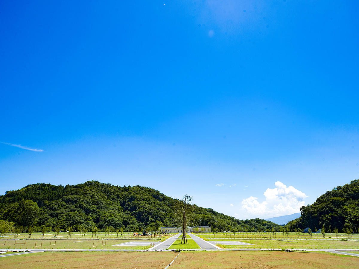 静かな森に佇む園内、大きな空、箱根の山々を望みながらの落ち着きのある空間です。