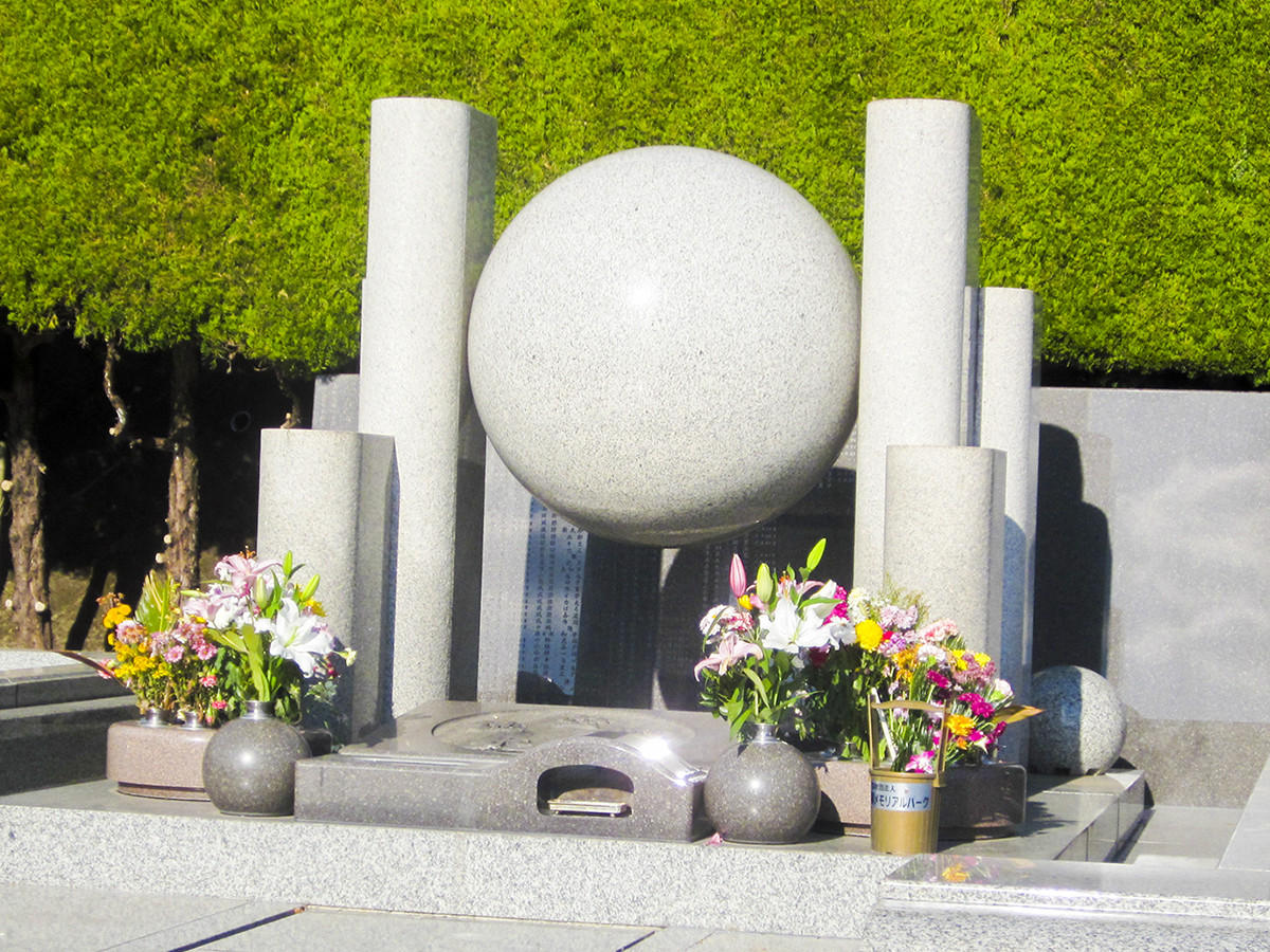 合祀墓（ごうしぼ）は故人名を彫刻した特別な壷を、財団が永代にわたって適切に管理、供養を行ってまいります。
