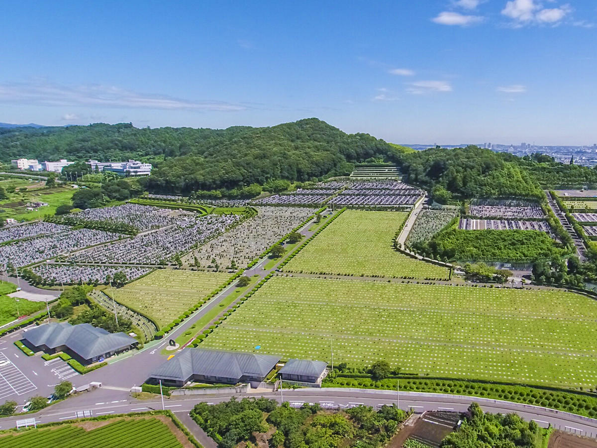 相模川を背にした丘陵地のなだらかな南斜面に位置する公園墓地です。