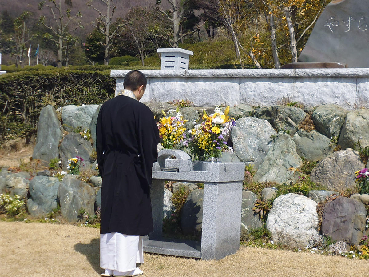 春と秋の彼岸時には住職による墓前供養を行っております。どなたでもご自由に参列いただくことができます。（無料）