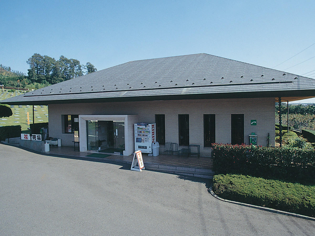 無料休憩所、花売場、納骨や法要の後に会食のできる和室、洋室をご用意しているメモリアルホールです。