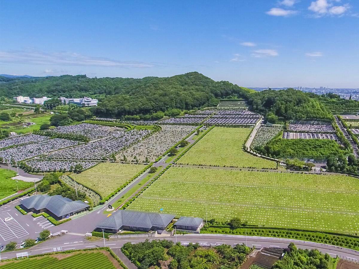 相模川を背にした丘陵地のなだらかな南斜面に位置する公園墓地です。